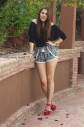 Escote bardot con tribal shorts.