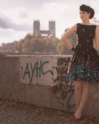 Tourist in der eigenen Stadt im Tea Dress von Lady V London