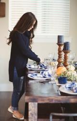 farmhouse inspired thanksgiving table.