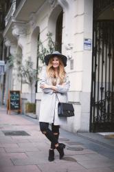 LOOK CON ABRIGO GRIS Y CON SOMBRERO