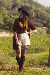 Cardigan burgundy con sombrero.