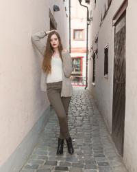 OUTFIT: Cozy Knit, Nude Body und Khaki Denim 