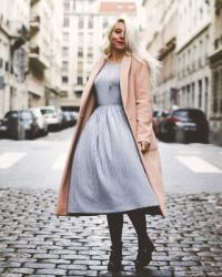 Look : LE manteau rose ( et quelques mots sur moi).