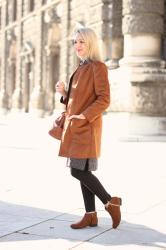 Travel outfit: Flats & sleeveless coat