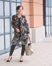 Zara Blusenkleid mit Kunstleder Leggings und Statement Ohrringen