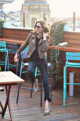 biker y flared jeans con flecos