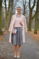 ako nosiť metalickú plisovanú sukňu a vyzerať štýlovo aj cez bežný pracovný deň // how to wear metallic pleated skirt