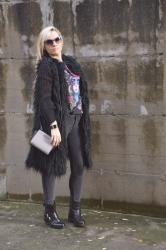 TOTAL BLACK OUTFIT - PELLICCIA ECOLOGICA ELISABETTA FRANCHI, FELPA E JEANS SKINNY -