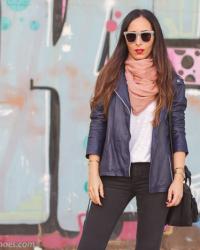 Look rock: Chaqueta de cuero, jeans rotos y Botines moteros con hebillas Fratelli Rossetti 