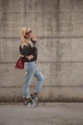 OUTFIT: BLACK EMBROIDERED SWEATSHIRT AND BOYFRIEND RIPPED JEANS - FELPA NERA RICAMATA CON MANICA CUT-OUT, JEANS STRAPPATI  ABBINATI A CALZE A RETE -