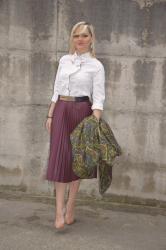 OUTFIT: BURGUNDY PLEATED SKIRT AND WHITE SHIRT - GONNA PLISSÈ BURGUNDY ABBINATA AD UNA CAMICIA BIANCA CON COLLO A FORMA DI MANI E CAPPOTTO STAMPATO OVERSIZE -