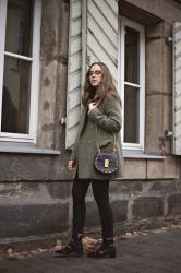 OUTFIT : TRENDY UNTERWEGS IN OLIVGRÜNEM MANTEL & ELVIO ZANON BOOTS