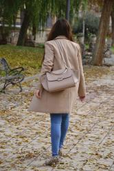 Look of the day: How to wear a brown coat?