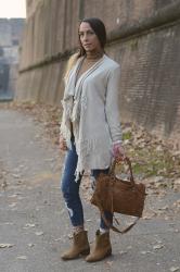 Cardigan con frange e cowboy boots 