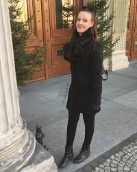 Total black and faux fur – przyciągasz to, o czym myślisz.