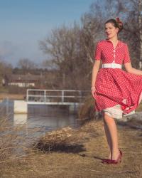 Polka-Dots und Tellerrock: Ein klassischer Retro-Look mit „Sabrina“ von BlackButterfly