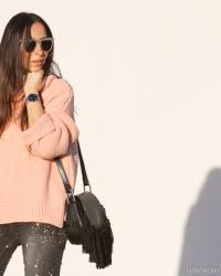 Urban chic; Jersey de cuello alto, Jeans manchados y zapatos rosas