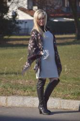 OUTFIT GRAY SWEATER DRESS - MAXI PULL DI LANA GRIGIO  ABBINATO A STIVALI AL GINOCCHIO -