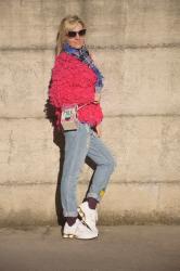 OUTFIT SPORTY - JEANS BOYFRIEND STRAPPATI, MAGLIONE FUCSIA E SCARPE DA TENNIS -