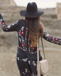 Vestido con bordados de flores y botas por encima de la rodilla