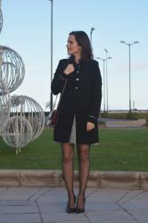 OUTFIT CON VESTIDO Y ABRIGO DE ZARA