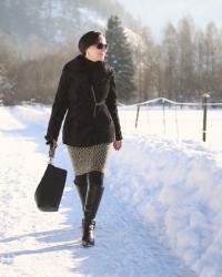 Klassischer Bürolook mit Blazer, Bleistiftrock und Lederstiefeln im Winter