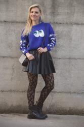 OUTFIT: ROUND LEATHER SKIRT AND BLUE SWEATER - MAGLIONE BLU ABBINATO AD UNA GONNA A RUOTA DI PELLE NERA -