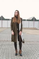 Outfit: Kapuzenmantel und Schnürboots