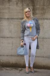 OUTFIT: HEMMED WHITE JEANS AND GRAY SWEATSHIRT - ABBINAMENTO JEANS BIANCHI SENZA ORLO E FELPA GRIGIA CON POMPOM -