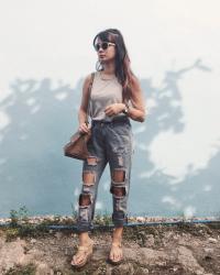 Tattered Boyfriend Jeans 