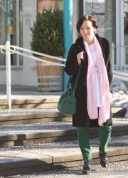 Transitional look with green trousers and light spring colours