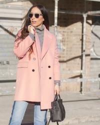 Abrigo Rosa, Jeans y botines con cordones Ouigal