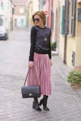 How to wear a pink pleated velour skirt