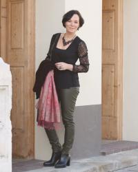 Schwarze Spitze mit Kunstlederleggings im Alltag