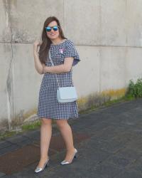 Vestido con bordados y volantes