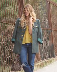 Chaqueta militar y blusa manga acampanada 