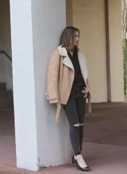 Veste camel et look noir