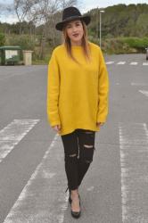 Look of the day: Maxi yellow sweater