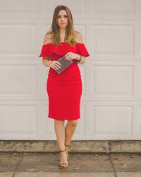 Con un vestido rojo con volantes
