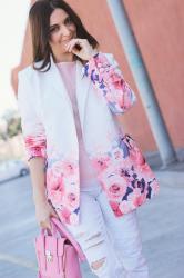 Primavera con blazer de flores y top con mangas de volantes