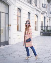 LOOK CON SANDALIAS DORADAS Y LEVITA - PFW