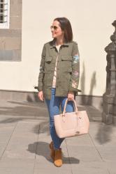 OUTFIT PARKA CON FLORES 