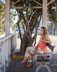 Look de oficina con pantalón estampado