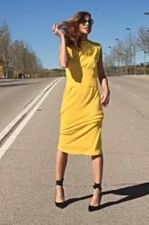 vestido amarillo con bandeau