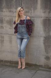 DENIM JUMPSUIT AND RUFFLE  OFF THE SHOULDER SHIRT  - COME ABBINARE LA SALOPETTE DI JEANS - 