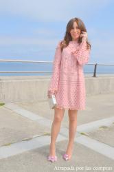 VESTIDO DE CROCHET Y POMPONES ROSA