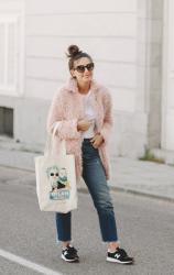 Abrigo rosa y bolsa de tela 