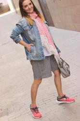 Look con bermudas y deportivas