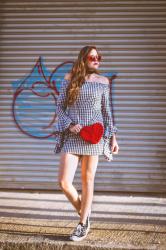 Pumping Out – Vestido Quadriculado e Bolsa Crochê