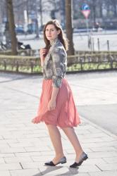 Outfit: Flamingo-farbenes Plissée-Kleid & Blouson Jacke